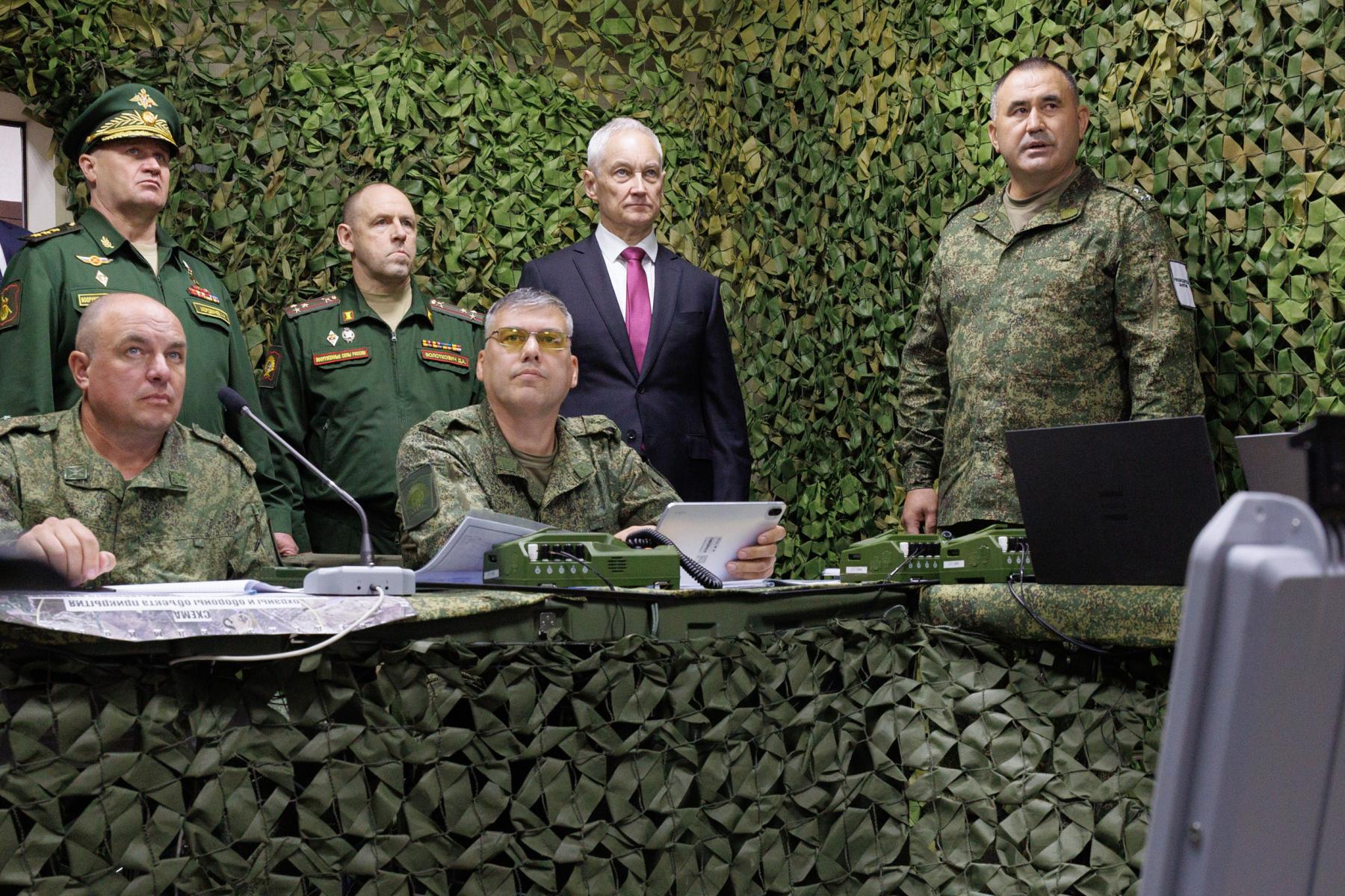 Фото Минобороны опубликовало кадры приезда Андрея Белоусова в Новосибирск: 20 кадров главы военного ведомства 10 - Сиб.ФМ Фото Минобороны опубликовало кадры приезда Андрея Белоусова в Новосибирск: 20 кадров главы военного ведомства 10